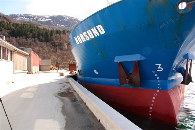 Skipet Norsund mens det ligger til kai, med lastemerker godt over vannlinjen