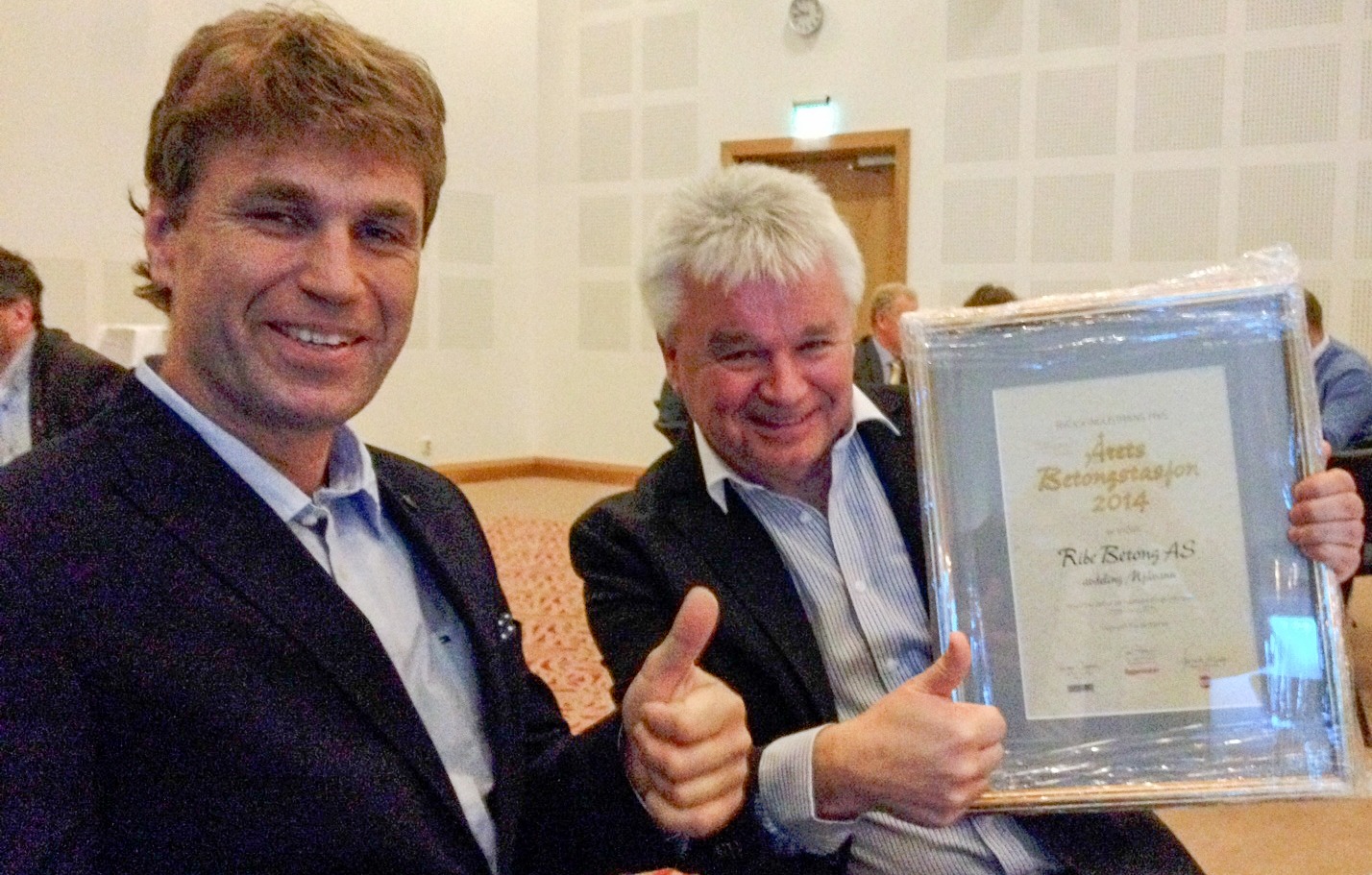 Roger Ribe og Tor Edvin Dahle viser stolt frem beviset på at betongstasjonen på Mjåvan har blitt kåret til Årets Betongstasjon 2014